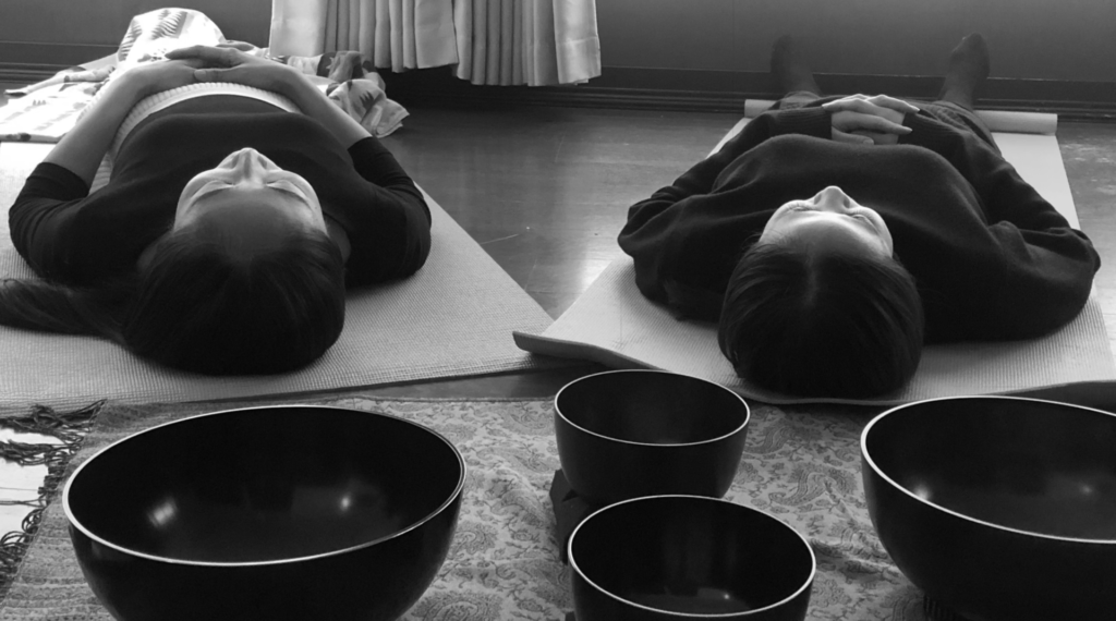 京都のプライベートサウンドバス|SoniQ Ronin 横になって音に身を委ねる二人のサウンドバス体験